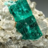 Beryl (variety emerald), Dolomite, Pyrite
21x58x31mm, largest xl=13mm
(Autor: Fiebre Verde)