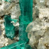 Beryl (variety emerald), Dolomite, Pyrite
21x58x31mm, largest xl=13mm
(Autor: Fiebre Verde)