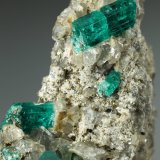 Beryl (variety emerald), Dolomite, Pyrite
21x58x31mm, largest xl=13mm
(Autor: Fiebre Verde)