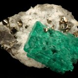 Beryl (variety emerald), Calcite, Pyrite
29x18x39mm, xl=24mm
(Autor: Fiebre Verde)