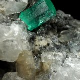 Beryl (variety emerald), Calcite
59x20x60mm, xl=7x5mm
(Autor: Fiebre Verde)