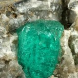 Beryl (variety emerald), Calcite
Detail - FOV=4cm
(Autor: Fiebre Verde)