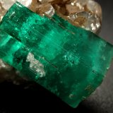 Beryl (variety emerald), Calcite
32x25x32mm, xl=25mm
(Autor: Fiebre Verde)