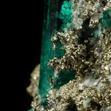 Beryl (variety emerald), Albite (variety cleavelandite), Pyrite
38x35x18mm, largest xl=20mm
(Autor: Fiebre Verde)