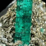 Beryl (variety emerald), Albite (variety cleavelandite), Pyrite
38x35x18mm, largest xl=20mm
(Autor: Fiebre Verde)