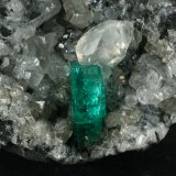 Beryl (variety emerald), Calcite
Detail - FOV=2cm
(Autor: Fiebre Verde)