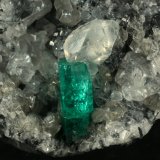 Beryl (variety emerald), Calcite
Detail - FOV=2cm
(Autor: Fiebre Verde)