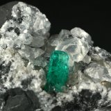 Beryl (variety emerald), Calcite
Detail - FOV=2.5cm
(Autor: Fiebre Verde)