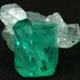 Beryl (variety emerald), Calcite
Main crystal = 13mm
(Autor: Fiebre Verde)