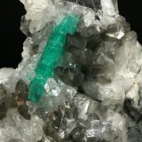 Beryl (variety emerald), Calcite, Quartz
Detail - FOV=6cm
(Autor: Fiebre Verde)