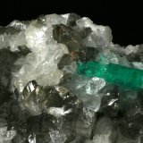 Beryl (variety emerald), Calcite, Quartz
Detail - FOV=6cm
(Autor: Fiebre Verde)