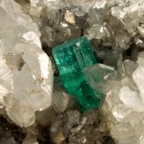Beryl (variety emerald), Calcite, Pyrite
140x75x80mm, xls=16 &amp; 10mm
(Autor: Fiebre Verde)
