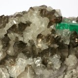 Beryl (variety emerald), Calcite, Quartz
Detail - FOV=7cm
(Autor: Fiebre Verde)