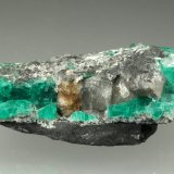 Beryl (variety emerald), Dolomite, Parisite-(Ce)
39x12x22mm, Parisite=5mm, largest Beryl=12mm
(Autor: Fiebre Verde)