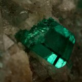 Beryl (variety emerald), Calcite, Dolomite
42x39x34mm, xls up to 7mm
(Autor: Fiebre Verde)