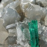 Beryl (variety emerald), Calcite, Dolomite
47x45x47mm, xl=18mm - 2 xls in the back: 11mm &amp; 7mm
(Autor: Fiebre Verde)