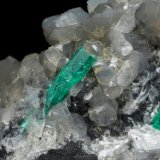 Beryl (variety emerald), Calcite, Dolomite
47x45x47mm, xl=18mm - 2 xls in the back: 11mm &amp; 7mm
(Autor: Fiebre Verde)