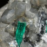 Beryl (variety emerald), Calcite, Dolomite
47x45x47mm, xl=18mm - 2 xls in the back: 11mm &amp; 7mm
(Autor: Fiebre Verde)