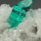 Beryl (variety emerald), Albite (variety cleavelandite), Pyrite
24x13x11mm, xl=6mm
(Autor: Fiebre Verde)