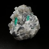Beryl (variety emerald), Calcite, Dolomite
47x45x47mm, xl=18mm - 2 xls in the back: 11mm &amp; 7mm
(Autor: Fiebre Verde)