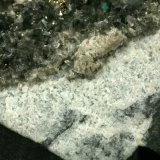 Beryl (variety emerald), Calcite, Pyrite, Albite
Detail - FOV=5cm
(Autor: Fiebre Verde)