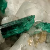Beryl (variety emerald), Calcite
130x85x100mm, xls up to 27mm
(Autor: Fiebre Verde)