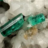 Beryl (variety emerald), Calcite
130x85x100mm, xls up to 27mm
(Autor: Fiebre Verde)