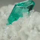 Beryl (variety emerald), Albite (variety cleavelandite), Pyrite
24x13x11mm, xl=6mm
(Autor: Fiebre Verde)