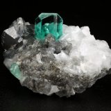 Beryl (variety emerald), Calcite, Pyrite, Quartz
32x21x20mm, xls=7mm (main) &amp; 17mm
(Autor: Fiebre Verde)