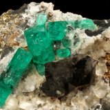 Beryl (variety emerald), Calcite, Dolomite, Pyrite
60x57x28mm, xls=20mm &amp; 16mm
(Autor: Fiebre Verde)