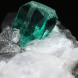 Beryl (variety emerald), Calcite, Pyrite, Quartz
32x21x20mm, xls=7mm (main) &amp; 17mm
(Autor: Fiebre Verde)
