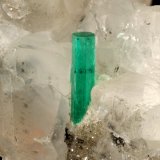 Beryl (variety emerald), Calcite
35x64x49mm, xl=12mm
(Autor: Fiebre Verde)