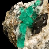 Beryl (variety emerald), Calcite, Dolomite, Pyrite
60x57x28mm, xls=20mm &amp; 16mm
(Autor: Fiebre Verde)