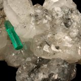 Beryl (variety emerald), Calcite
35x64x49mm, xl=12mm
(Autor: Fiebre Verde)