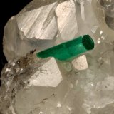 Beryl (variety emerald), Calcite
35x64x49mm, xl=12mm
(Autor: Fiebre Verde)
