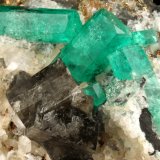 Beryl (variety emerald), Calcite, Dolomite, Pyrite
60x57x28mm, xls=20mm &amp; 16mm
(Autor: Fiebre Verde)