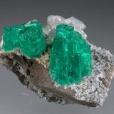 Beryl (variety emerald), Albite (variety cleavelandite), Dolomite, Pyrite
45x33x23mm, largest aggregate=18x16mm
(Autor: Fiebre Verde)