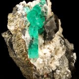 Beryl (variety emerald), Calcite, Dolomite, Pyrite
60x57x28mm, xls=20mm &amp; 16mm
(Autor: Fiebre Verde)