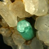 Beryl (variety emerald), Calcite
Detail - FOV=4cm
(Autor: Fiebre Verde)