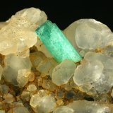 Beryl (variety emerald), Calcite
Detail - FOV=4.5cm
(Autor: Fiebre Verde)