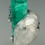 Beryl (variety emerald), Calcite
xl=25x8mm
(Autor: Fiebre Verde)