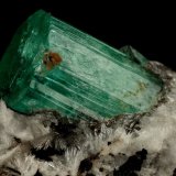 Beryl (variety emerald), Calcite, Parisite, Aragonite(?)
38x40x31mm, xl=15x10mm
(Autor: Fiebre Verde)