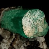 Beryl (variety emerald), Calcite, Parisite, Aragonite(?)
38x40x31mm, xl=15x10mm
(Autor: Fiebre Verde)