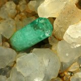 Beryl (variety emerald), Calcite
Detail - FOV=4cm
(Autor: Fiebre Verde)