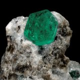 Beryl (variety emerald), Calcite, Pyrite
33 x 16 x 29 mm, xl=3.5 (H) x 7.5 mm (Diam)
(Autor: Fiebre Verde)