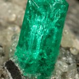 Beryl (variety emerald), Calcite
25x25x32mm, xl=8x3mm
(Autor: Fiebre Verde)