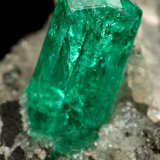 Beryl (variety emerald), Calcite
25x25x32mm, xl=8x3mm
(Autor: Fiebre Verde)