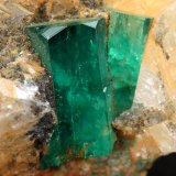 Beryl (variety emerald), Calcite
31x27x28mm, xls=11 &amp; 8mm
(Autor: Fiebre Verde)