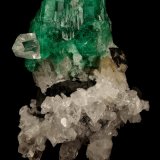 Beryl (variety emerald), Calcite, Quartz
53x39mm, xl=25x23mm
(Autor: Fiebre Verde)