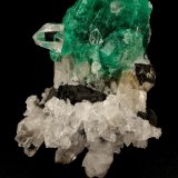 Beryl (variety emerald), Calcite, Quartz
53x39mm, xl=25x23mm
(Autor: Fiebre Verde)